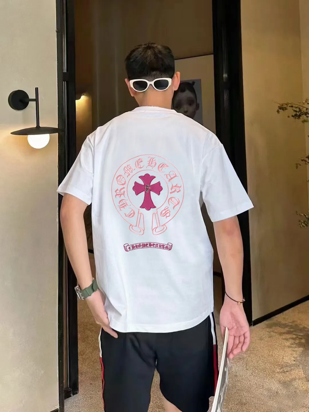 P170 Chrome Hearts CH Cross 26SS New product is hot at the same time💥 Early spring classic style Colorful double cross on the chest 🪡 Embroidery Large logo cross on the back Horseshoe and leather willow ding Sanskrit ✝️🪡 Embroidery Round neck short-sleeved T-shirt, a popular style, a style that both men and women like, the same style for men and women, 100% chance of turning heads when you wear it when you go out! It’s all about being handsome. The designer’s classic sense is precisely grasped. The whole piece of clothing is heavy. Industrial washing process. Ready-made garments are dyed + sprayed for a horse effect. The double-wash process is very recognizable. It uses heavy washing to make it distressed. The edges of the patch are slightly rolled and naturally distressed. It has a three-dimensional sense of layering and a little damage. It is very visually lethal. It adheres to Kroxin's consistent rough style. The chest and back are large, and the horseshoe flower printed patch pattern is embroidered and decorated. It is also decorated with silver metal engraved distressed buttons. The classic elements full of brand recognition instantly enhance the overall sense of grade and specification. Its texture is quite high-end! The overall feeling is high-end, simple and elegant, with silver hardware accessories, a full set of customized accessories, and the pattern of the entire dress is all decorated with patchwork three-dimensional embroidery technology, which is the finishing touch of the entire dress. The design on the back is even more eye-catching! ! This full back is so cool, it’s full of design, and the overall upper body style highlights fashion and individuality. Wearing it together as a couple is even more popular on the street. I recommend the early autumn sweatshirt! ! The fabric is a unique 320g 100% cotton, which is skin-friendly, breathable, warm to the touch, has a strong texture, and has smooth lines. It can be called a back killer, which has very strict requirements on craftsmanship and cost. The smooth neckline, flat cuffs and hems, the stitches are large and tight, tight and orderly, and the details are perfect. The consistent OS version can be worn alone or layered. It is very casual, but very iconic! It is simply the flagship of high-end trendy brands and must be included in your wardrobe. It has the American fashion spirit of freedom and individuality, and is highly recognizable and stylized! Color: Black White Size: S-XL Size chart: S: Shoulder width 50-Bust 56-Length 70 M: Shoulder width 52-Bust 57-Length 72 L: Shoulder width 54-Bust 59-Length 74 XL: Shoulder width 56-Bust 62-Length 76